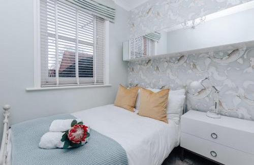 Henley-on-Thames Apartment | Discover the Central Hidden Gem: 4-Star Family Retreat