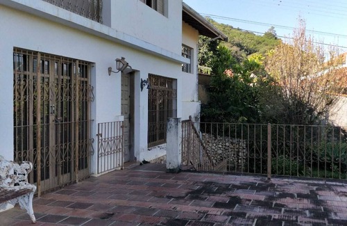 Sao Bento do Sapucai House | Mountain View Retreat with Kitchen Access in Central House