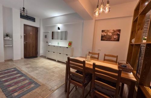 Tirgu Jiu Apartment | Prime Location: Central-Home with a Perfect 10/10 Rating