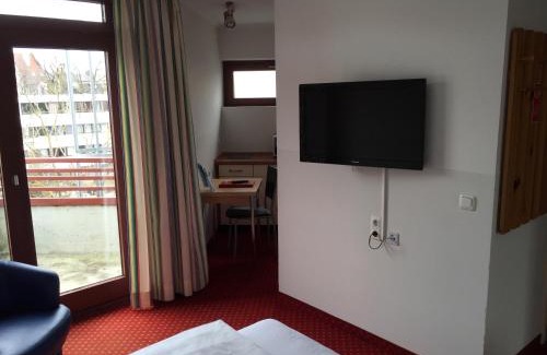 Berg am Laim Apartment | Central Hotel-Apart München: Family-Friendly Getaway with Hot Tub