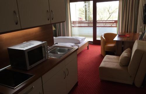 Berg am Laim Apartment | Central Hotel-Apart München: Family-Friendly Getaway with Hot Tub