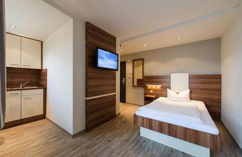 Berg am Laim Apartment | Central Hotel-Apart München: Family-Friendly Getaway with Hot Tub