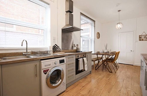 Northampton House | Central House: Pool Table, Fast WiFi & Free Parking Awaits