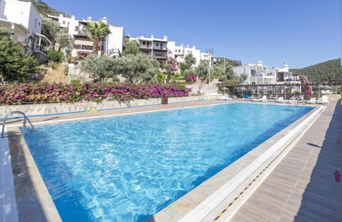 Dagbelen House | Central House: Pet-Friendly Escape with Pool Access