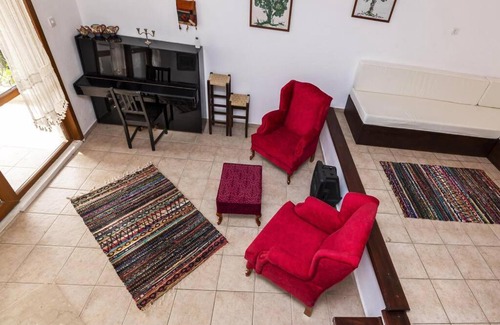 Dagbelen House | Central House: Pet-Friendly Escape with Pool Access