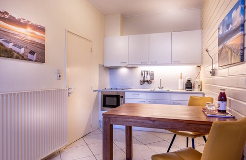 Domburg Apartment | Central Domburg Retreat: Cozy Holiday Home with Free Parking