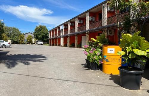 Long Jetty Hotel | Budget-Friendly Stay at Central Jetty Motel with Pool Access