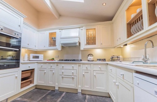Kendal House | Elegant Kendal Georgian Home with Courtyard & Free Parking