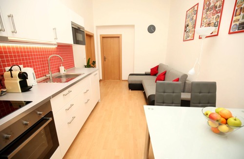 Prague 2 Apartment | Central King Bed Free Parking AC Balcony