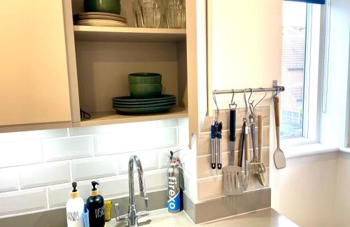 Leigh-on-Sea Apartment | Central Leigh, on the Broadway, private gated parking, balcony