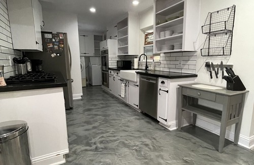 Spring Branch East House | Family-Friendly Hotel in Central Location with Spa & Breakfast