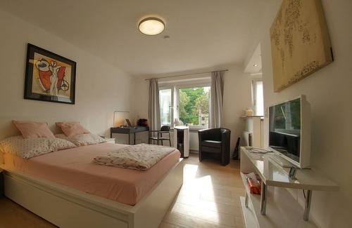 Lindenthal Apartment | Bright and Cozy Studio with Park Views and Spa Access