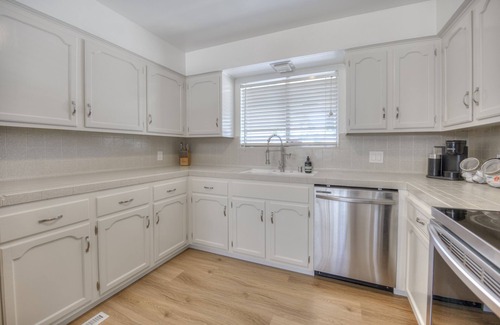 Raisin House | Central Convenience - Fresno Home Near Yosemite with Spa
