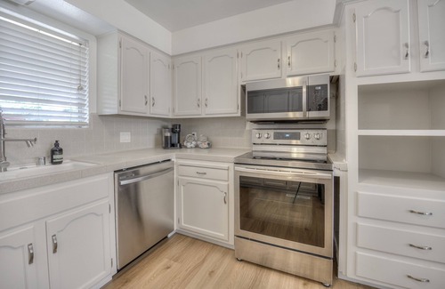Raisin House | Central Convenience - Fresno Home Near Yosemite with Spa