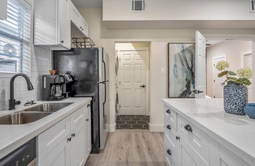 Greater East End Apartment | Convenient Stay with King Bed Near PNC Stadium