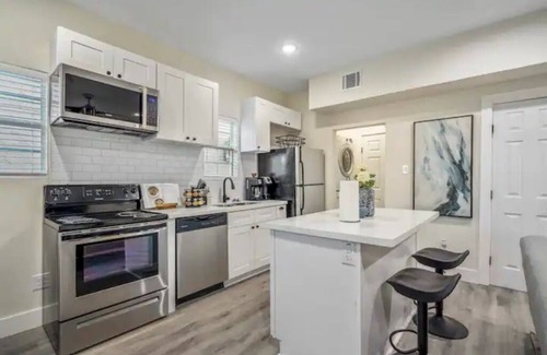 Greater East End Apartment | Convenient Stay with King Bed Near PNC Stadium