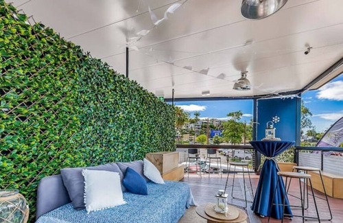 Airlie Beach Apartment | Central Location with Pool and Ocean View for Large Groups
