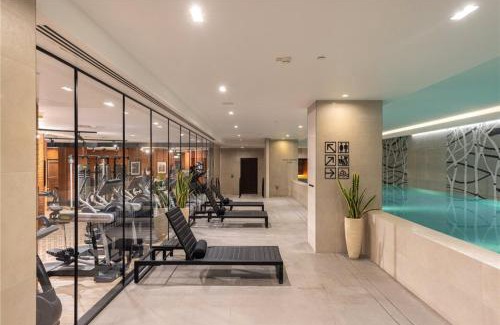 Vauxhall Apartment | Ultra-Central London Designer Flat with Garden View Balcony