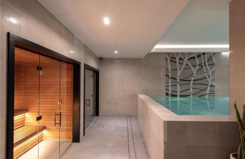 Vauxhall Apartment | Ultra-Central London Designer Flat with Garden View Balcony
