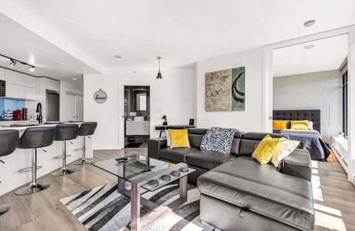 Gastown Apartment | Central Apartment with Breathtaking City Views & Spa Access