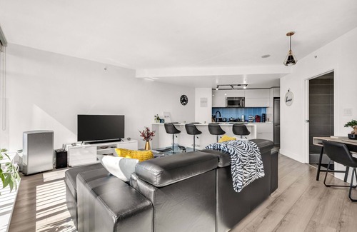 Gastown Apartment | Central Apartment with Breathtaking City Views & Spa Access