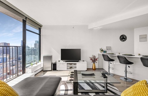 Gastown Apartment | Central Apartment with Breathtaking City Views & Spa Access