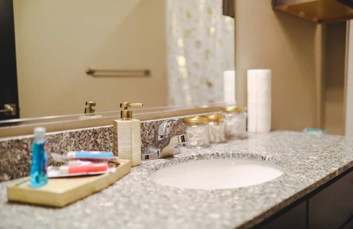 Midtown Apartment | Chic Midtown Memphis Retreat with Spa and Hot Tub Access