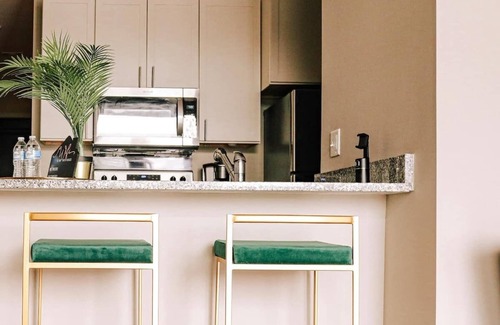 Midtown Apartment | Chic Midtown Memphis Retreat with Spa and Hot Tub Access