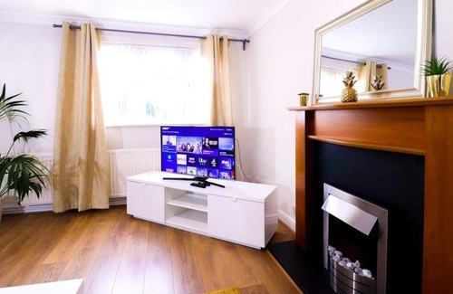 Great Linford House | Central MK Contractors house, Free parking, GARDEN