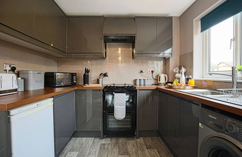 Milton Keynes House | Top-Rated MK House with Garden, Parking & Smart TV