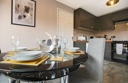 Milton Keynes House | Top-Rated MK House with Garden, Parking & Smart TV