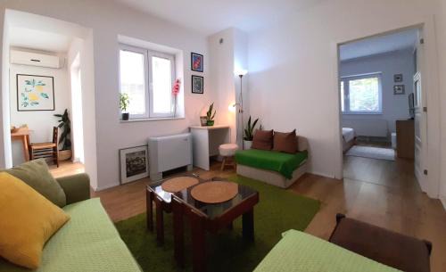 Struga Apartment | Modern Central Apt with Garden - Pet & Child Friendly