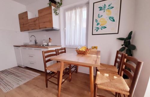 Struga Apartment | Modern Central Apt with Garden - Pet & Child Friendly
