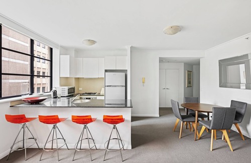North Sydney Apartment | Modern North Sydney Apartment with Pool and Gym Access