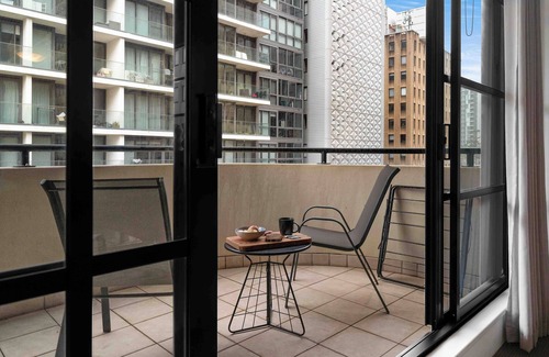 North Sydney Apartment | Modern North Sydney Apartment with Pool and Gym Access