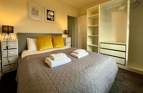 Cambridge Apartment | Central 2-Bed Flat with Free Parking & High Guest Rating