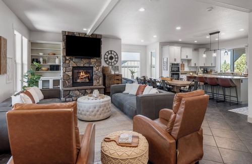 Redmond House | Central OR Resort Lodge + Hot Tub - 2 floors