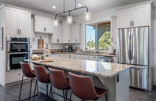 Redmond House | Central OR Resort Lodge + Hot Tub - 2 floors