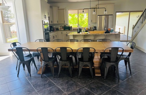 Redmond House | Central OR Resort Lodge + Hot Tub - 2 floors