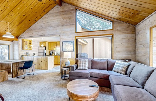 Sunriver Cabin | Cozy Central Oregon Cabin with SHARC Amenities & Fireplace