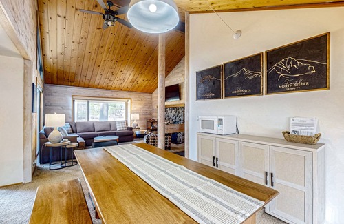 Sunriver Cabin | Cozy Central Oregon Cabin with SHARC Amenities & Fireplace