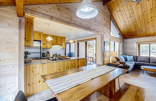 Sunriver Cabin | Cozy Central Oregon Cabin with SHARC Amenities & Fireplace