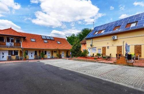 Gyula Bed & Breakfast | Pet-Friendly Central Panzió Gyula with Breakfast Included