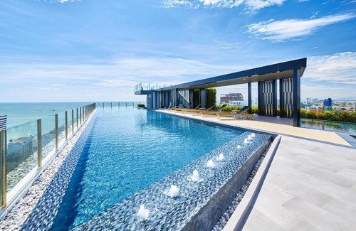 Central Pattaya Apartment | Oceanfront Condo in Central Pattaya with Scenic Views