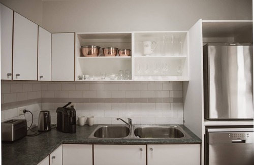 Orange House | Pet-Friendly Retreat in Central Orange CBD - Guest Rated 9.8
