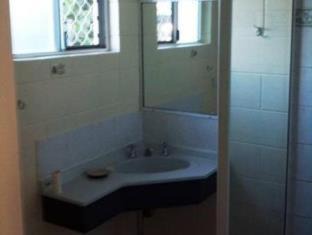 The Gap Hotel | Convenient Stay at Central Point Motel with Pool & Kitchen