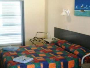 The Gap Hotel | Convenient Stay at Central Point Motel with Pool & Kitchen
