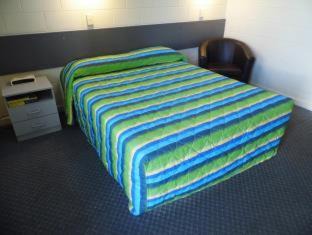 The Gap Hotel | Convenient Stay at Central Point Motel with Pool & Kitchen