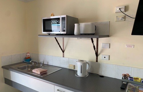 The Gap Hotel | Budget-Friendly Stay at Central Point Motel with Pool & Breakfast