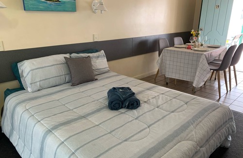 The Gap Hotel | Budget-Friendly Stay at Central Point Motel with Pool & Breakfast